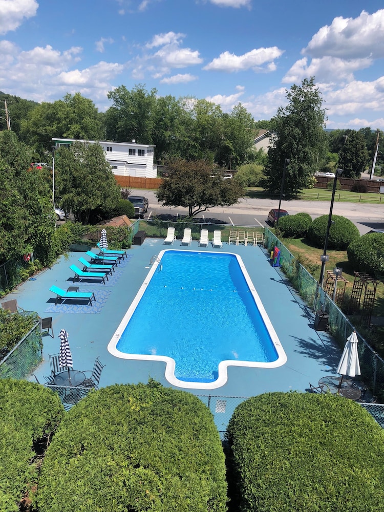 Black Mountain Inn 55/63