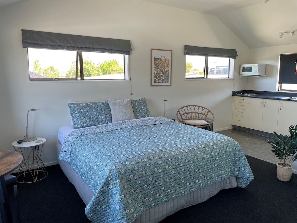 Colonial Motel 20/72