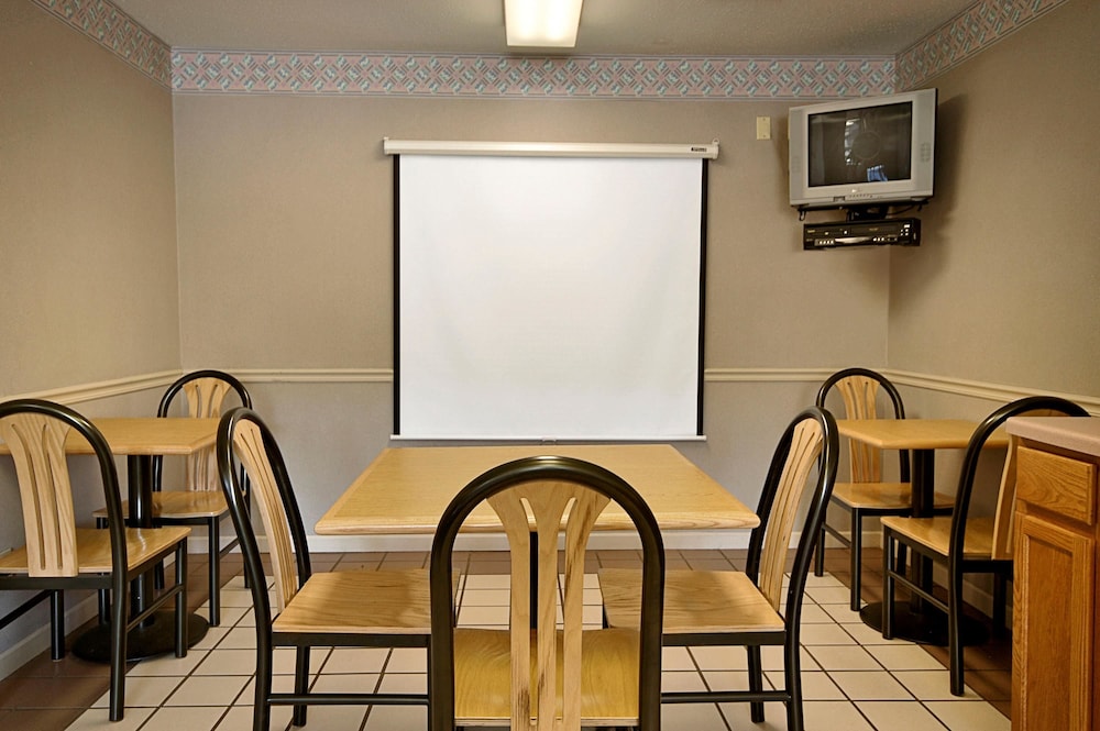 Super 8 By Wyndham Peoria East 21/25