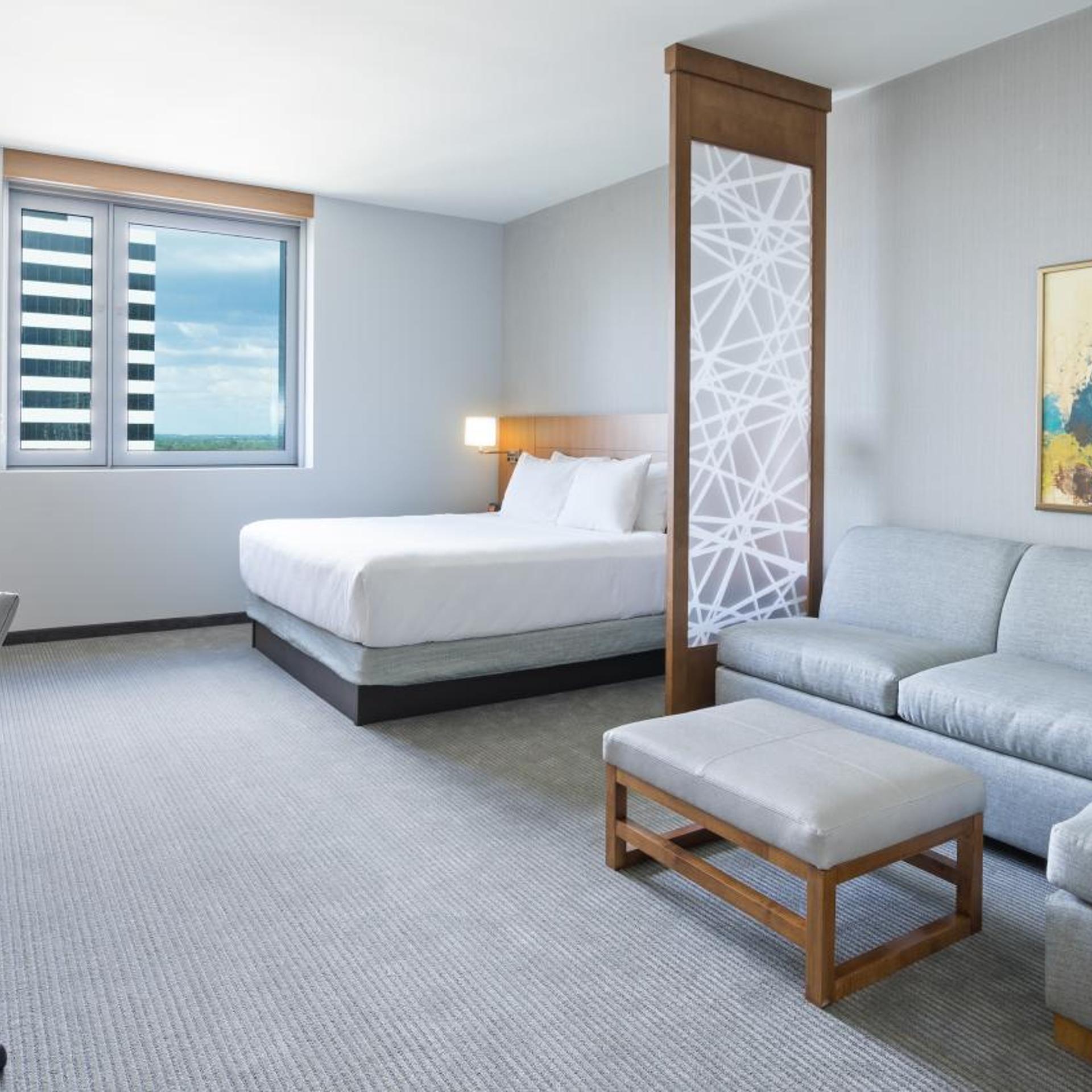 Room, King Bed, Partial Water View, Corner