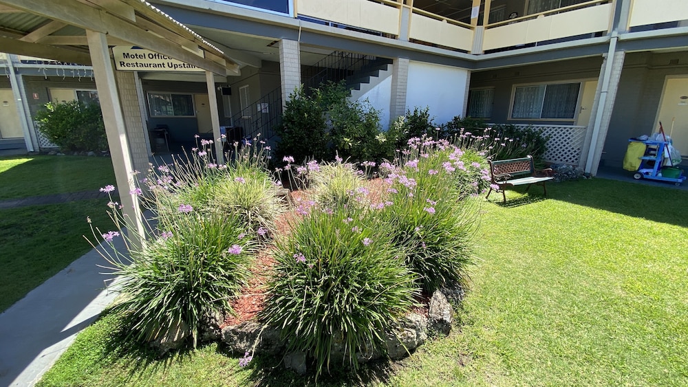 BUCKETTS WAY MOTEL 15/33