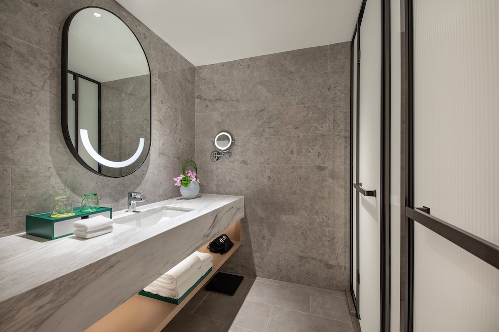 Holiday Inn Shanghai Nanjing Road 18/75