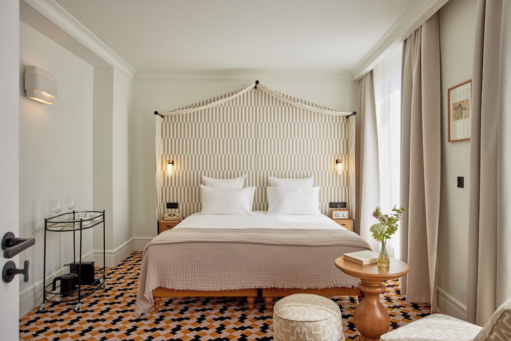 JUNIOR SUITE, KING BED