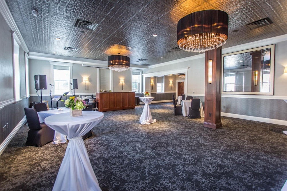 The Delafield Hotel 30/50