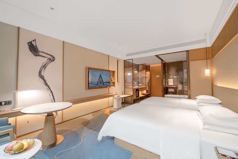 DELUXE, TWIN BEDS, LAKE VIEW