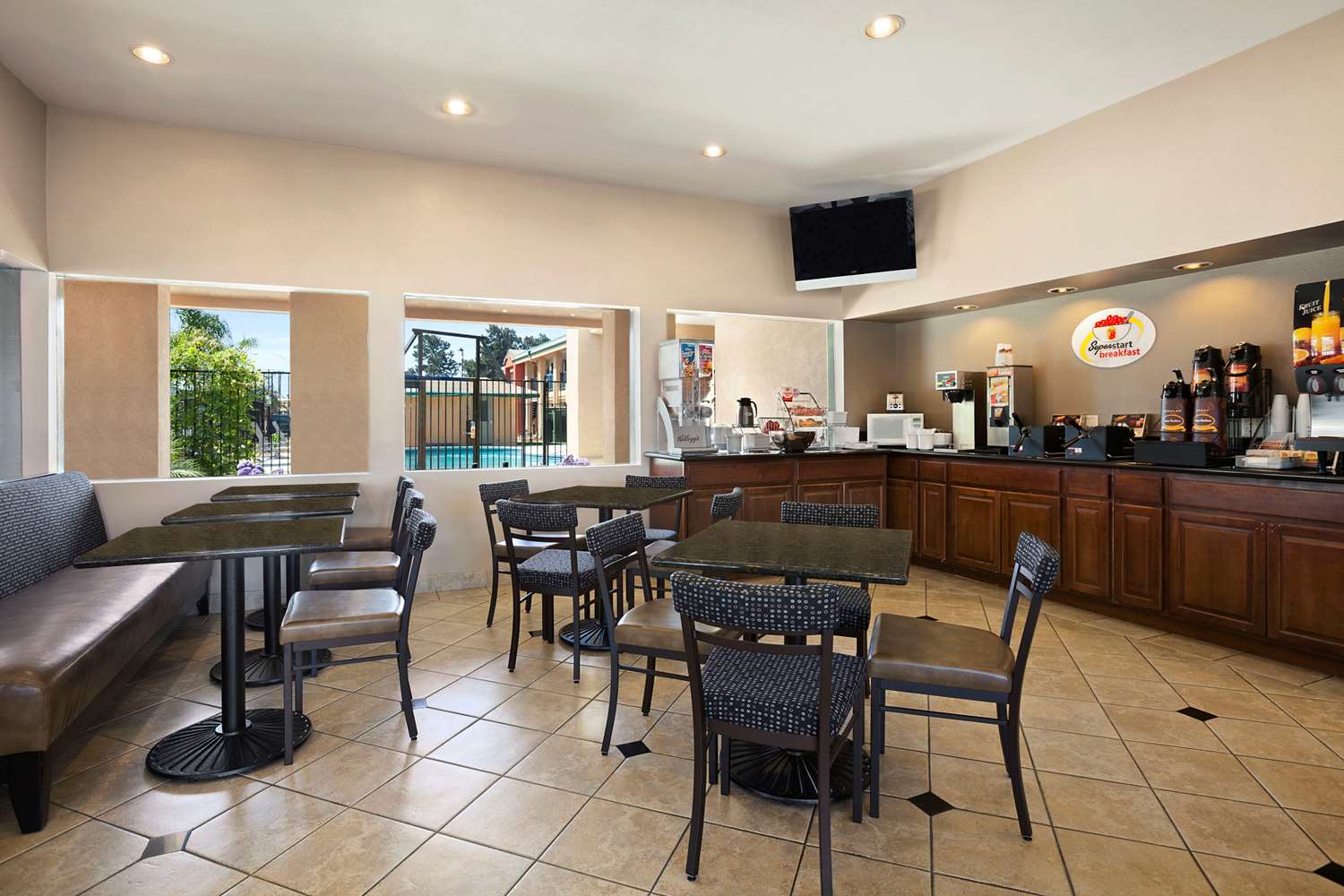 Super 8 by Wyndham Salinas 27/36
