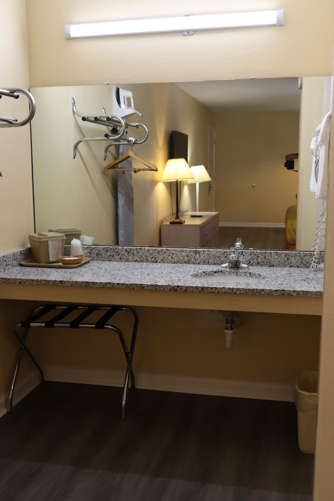 Woodstream Inn 11/57