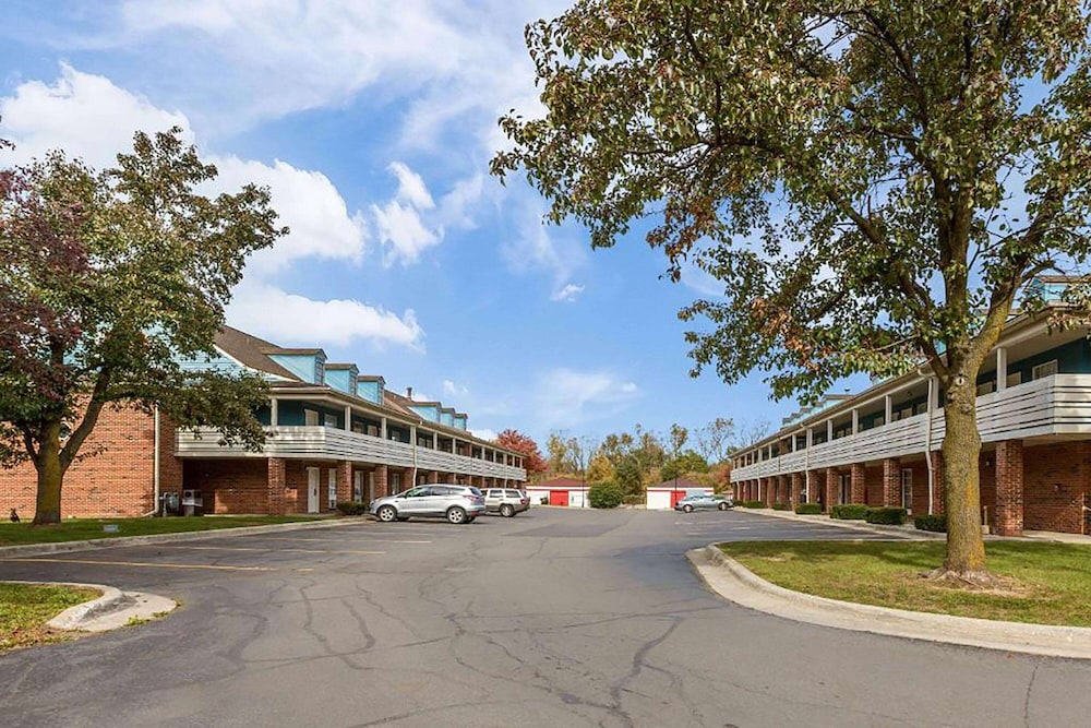 Travelodge by Wyndham Canton/Livonia Area, MI 34/38