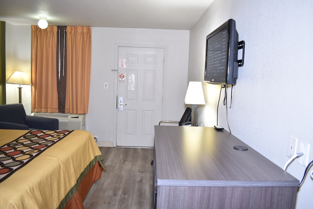 Super 8 by Wyndham Fredericksburg 27/51