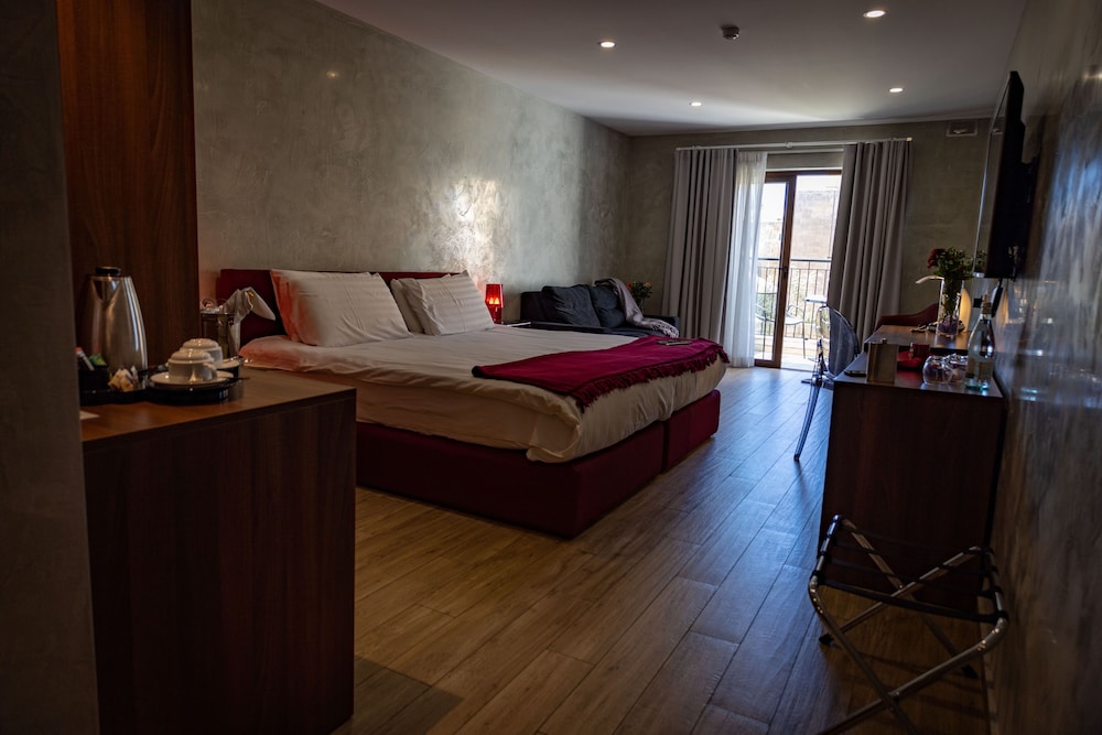 DELUXE, DOUBLE OR TWIN BED