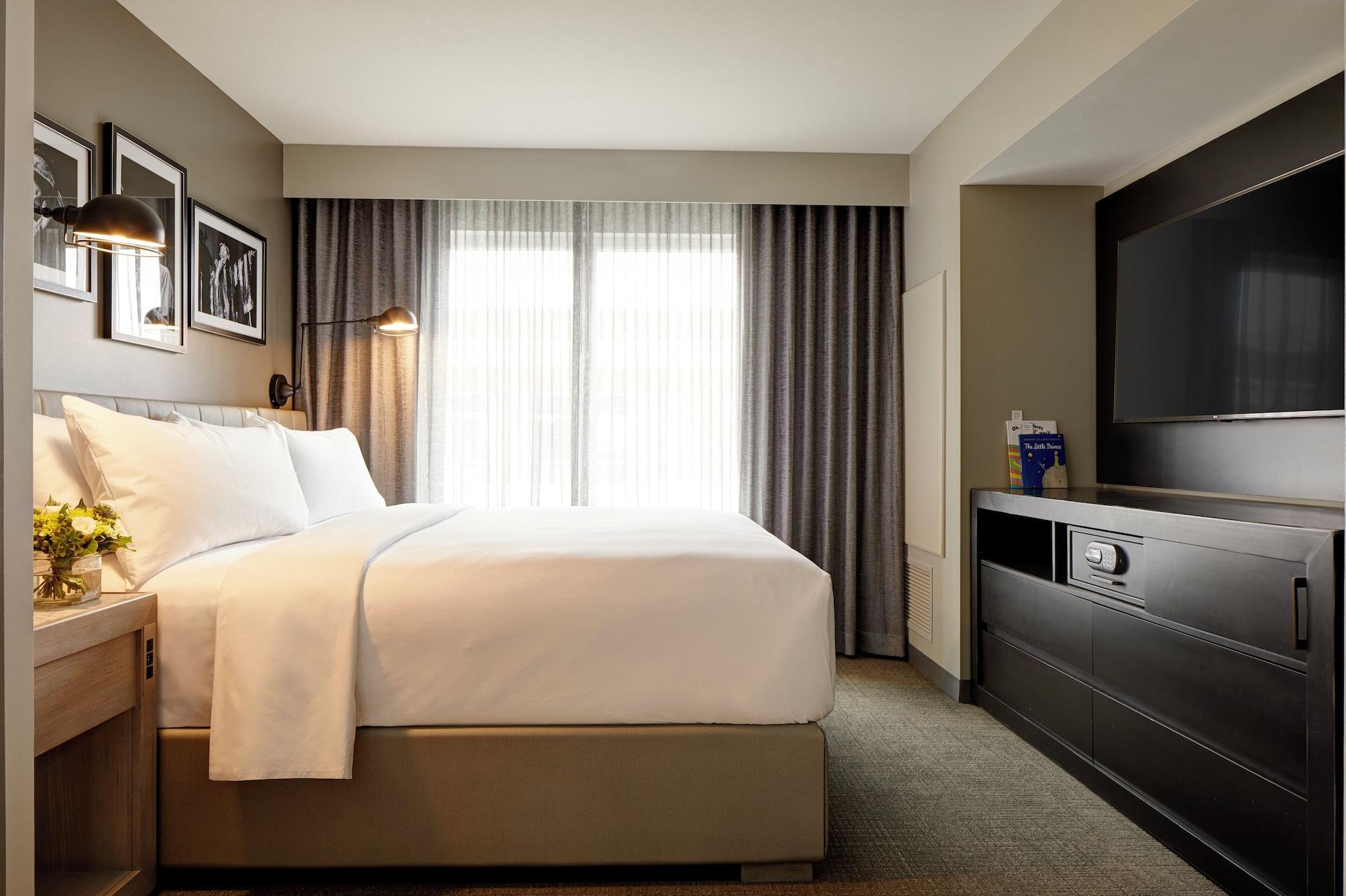 Suite, Balcony, Den, Accessible