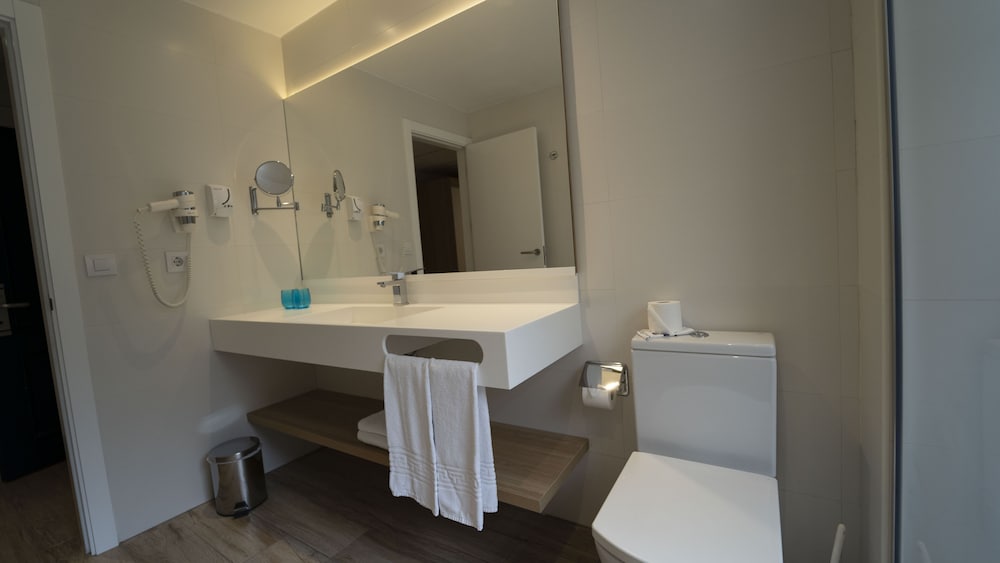 R2 Buganvilla Hotel and Spa 32/33
