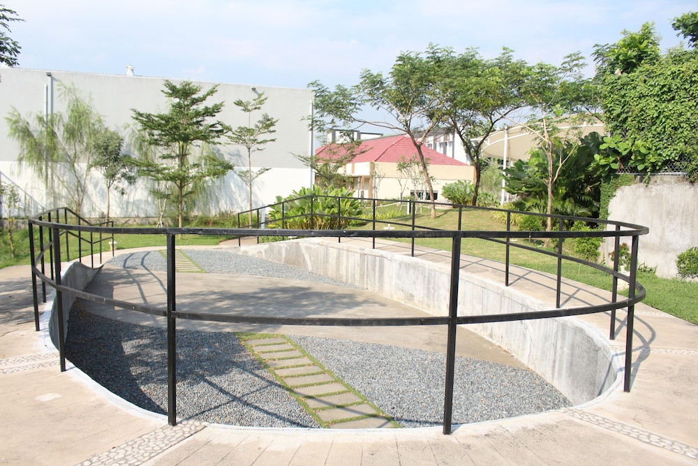 Front One Akshaya Hotel Karawang 57/61