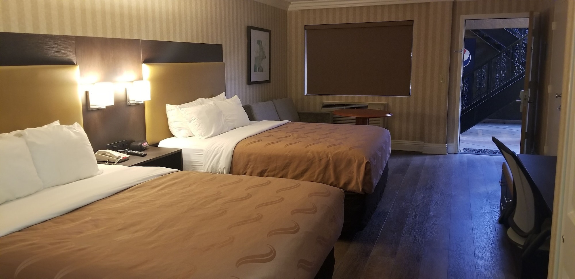 جناح بسريرين كوين مع أريكة، Quality Inn Suites Anaheim Maingate 2/3