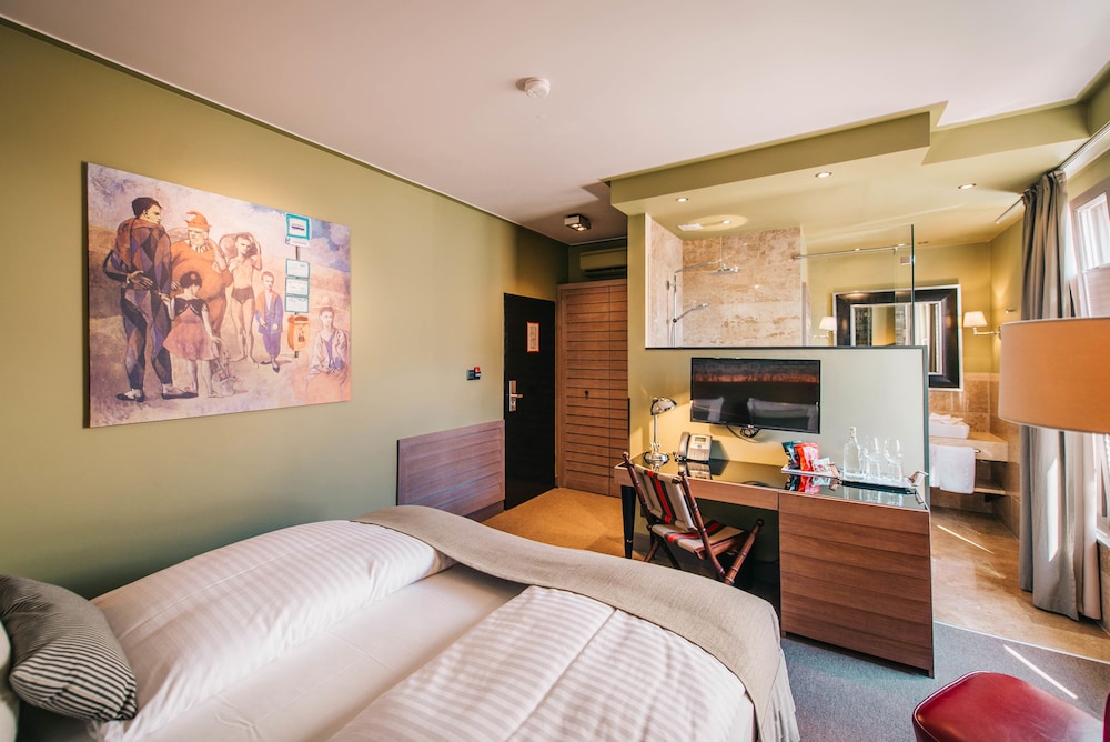 DELUXE, DOUBLE OR TWIN BED