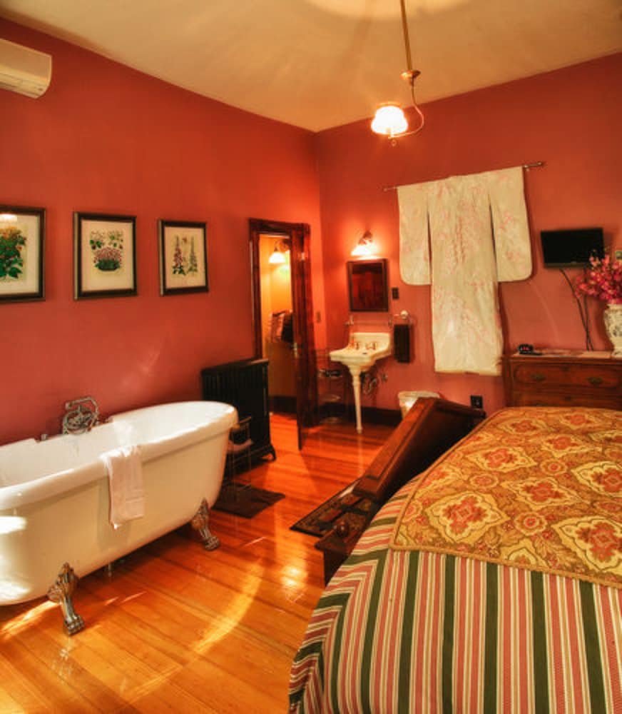 Whiskey Mansion Bed and Breakfast 6/22