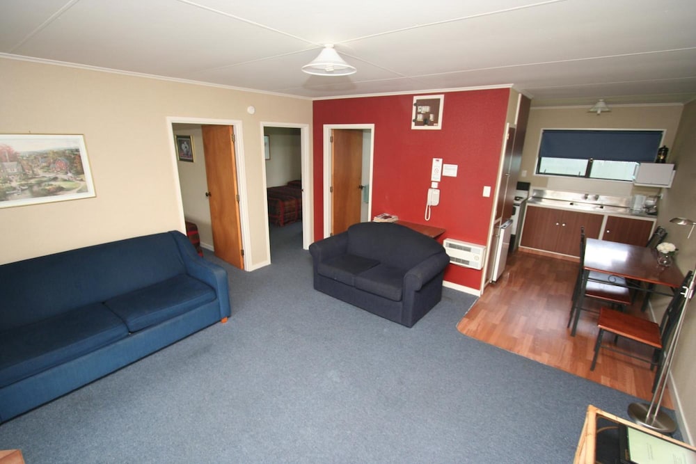 Commodore Motor Lodge 35/58