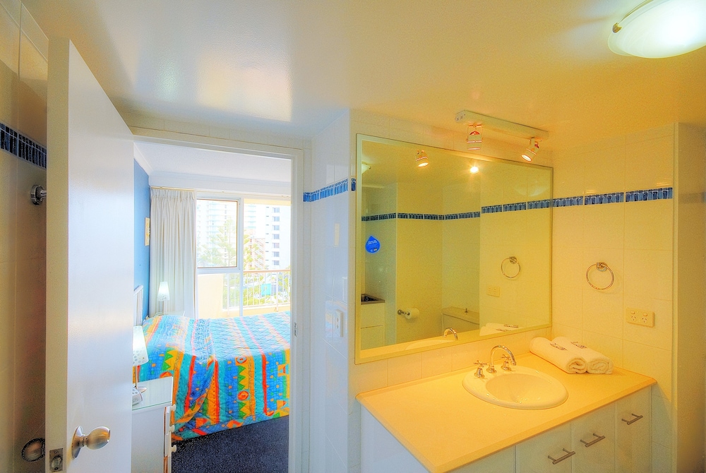 Surfers Beachside Holiday Apartments 17/35