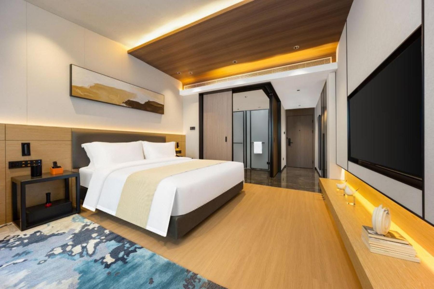 Room, King Bed, Lake View