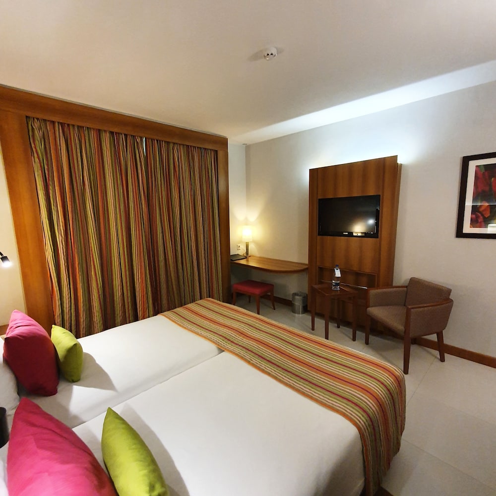 ROOM, TWIN BEDS