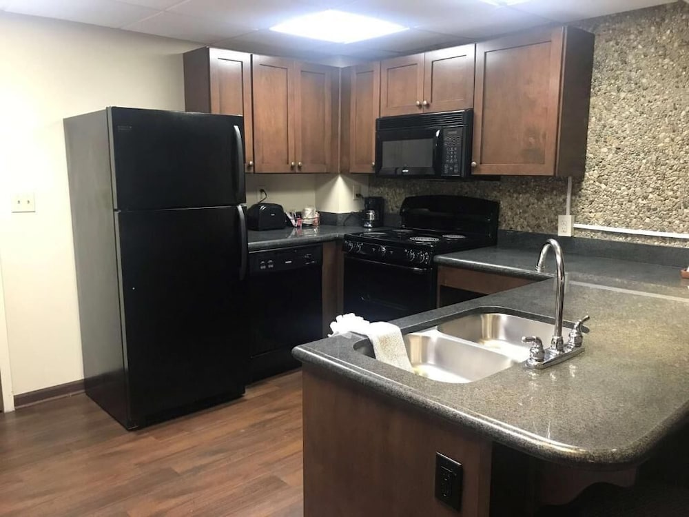 Fourwinds Lakeside Inn Marina 36/48