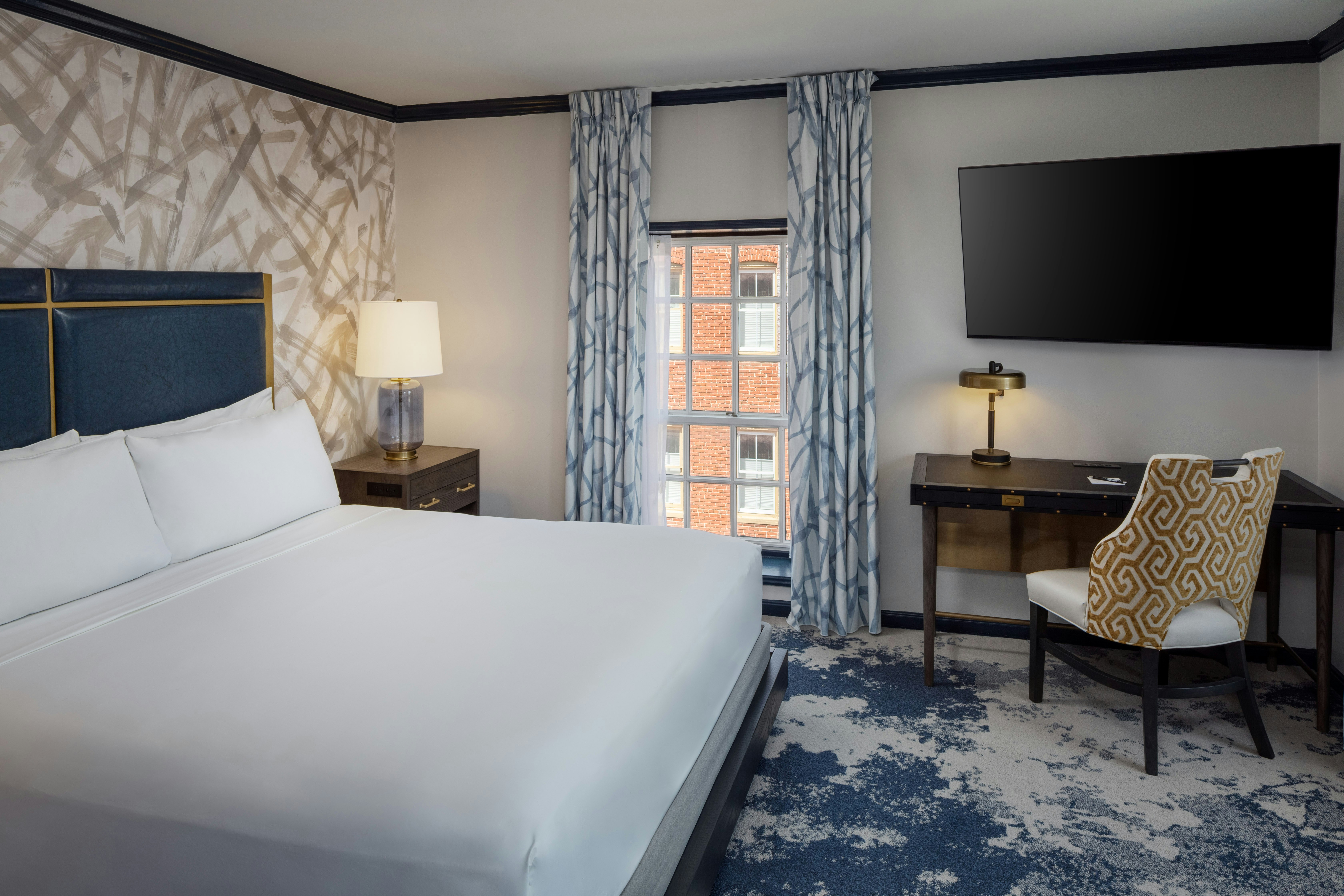 1 BEDROOM, SUITE, KING BED, PARLOR