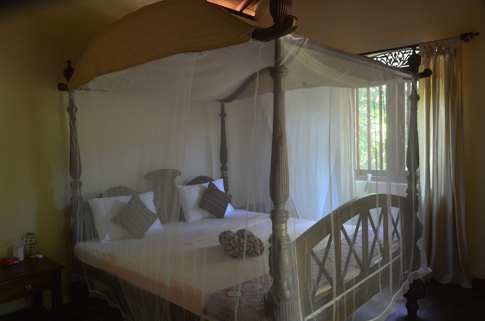 SUPERIOR, QUEEN BED, OCEAN VIEW, JETTED TUB