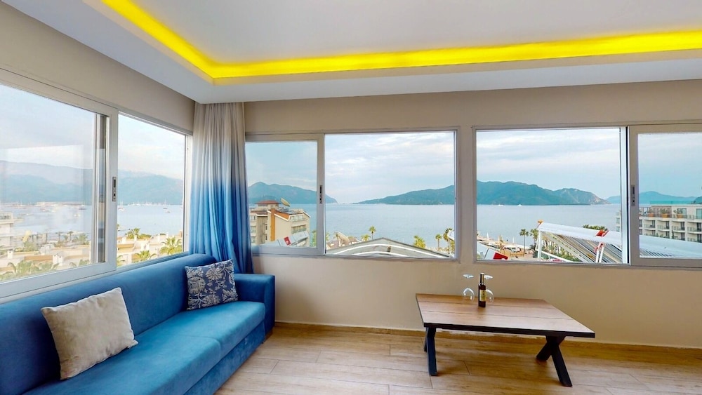 MODA BEACH HOTEL 35/57