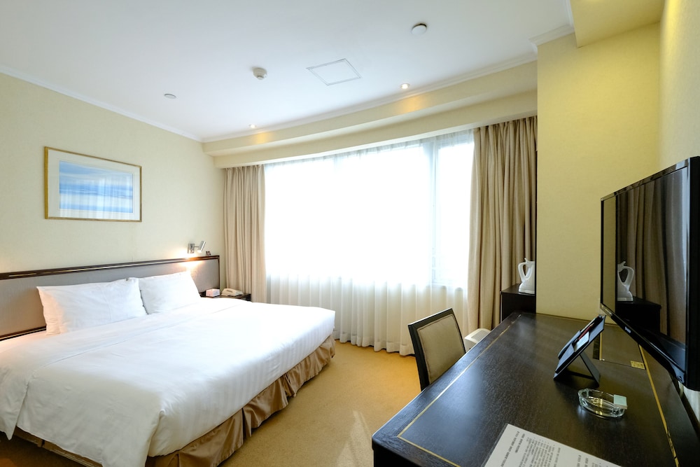 South Pacific Hotel 25/33