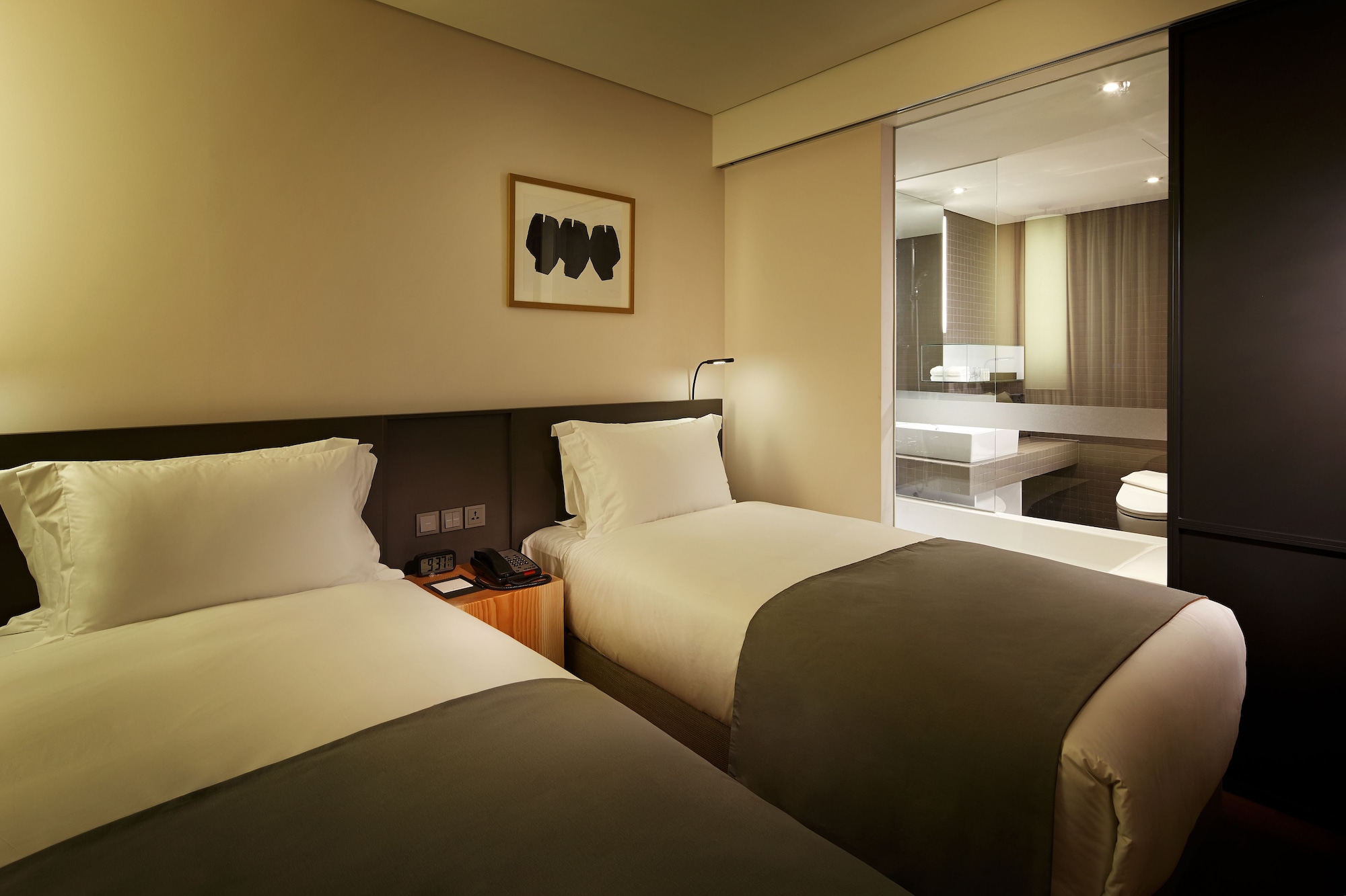 FAMILY, TWIN BEDS