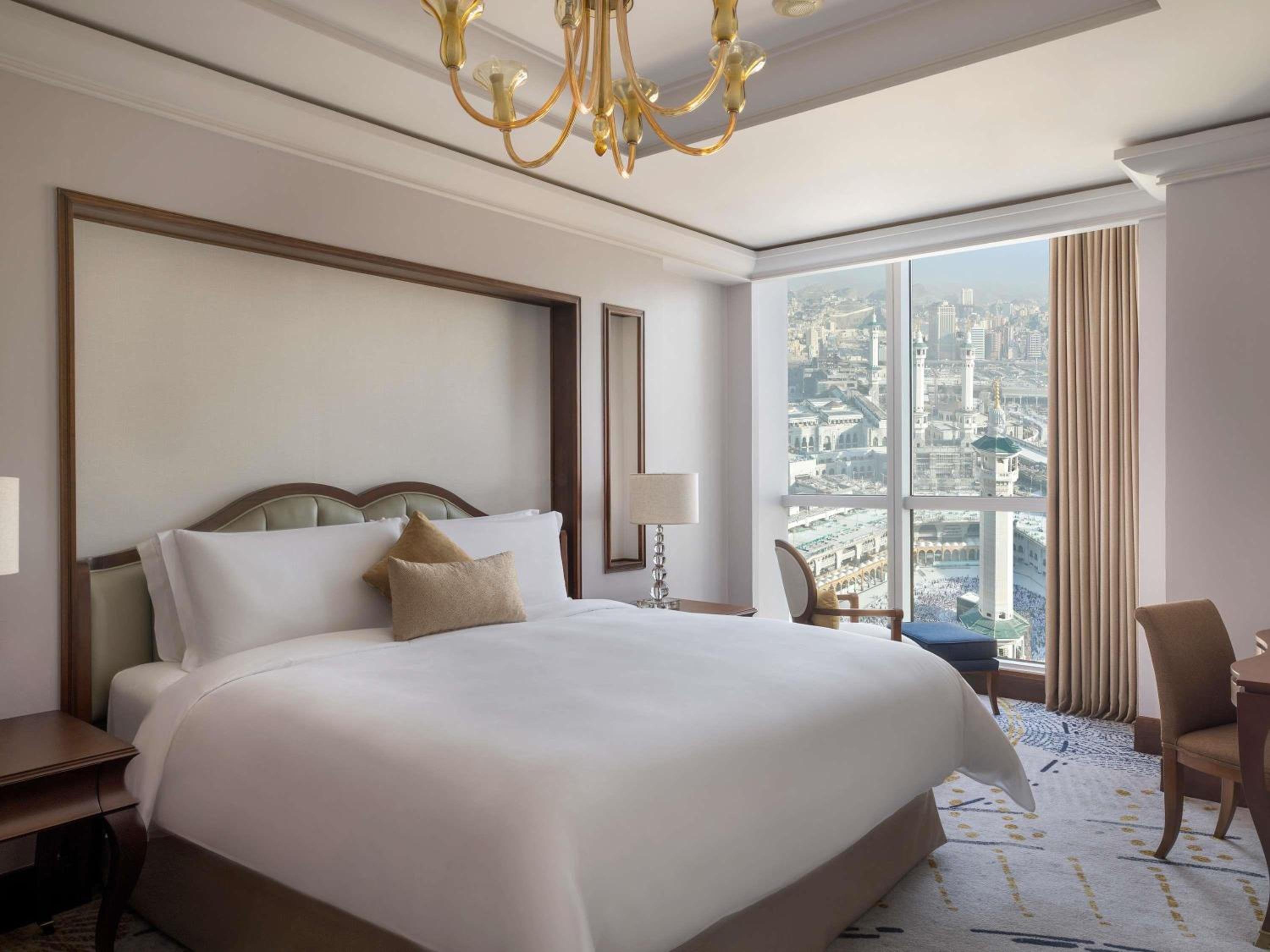 1 Bedroom, Deluxe, Suite, King Bed, Partial Kaaba View