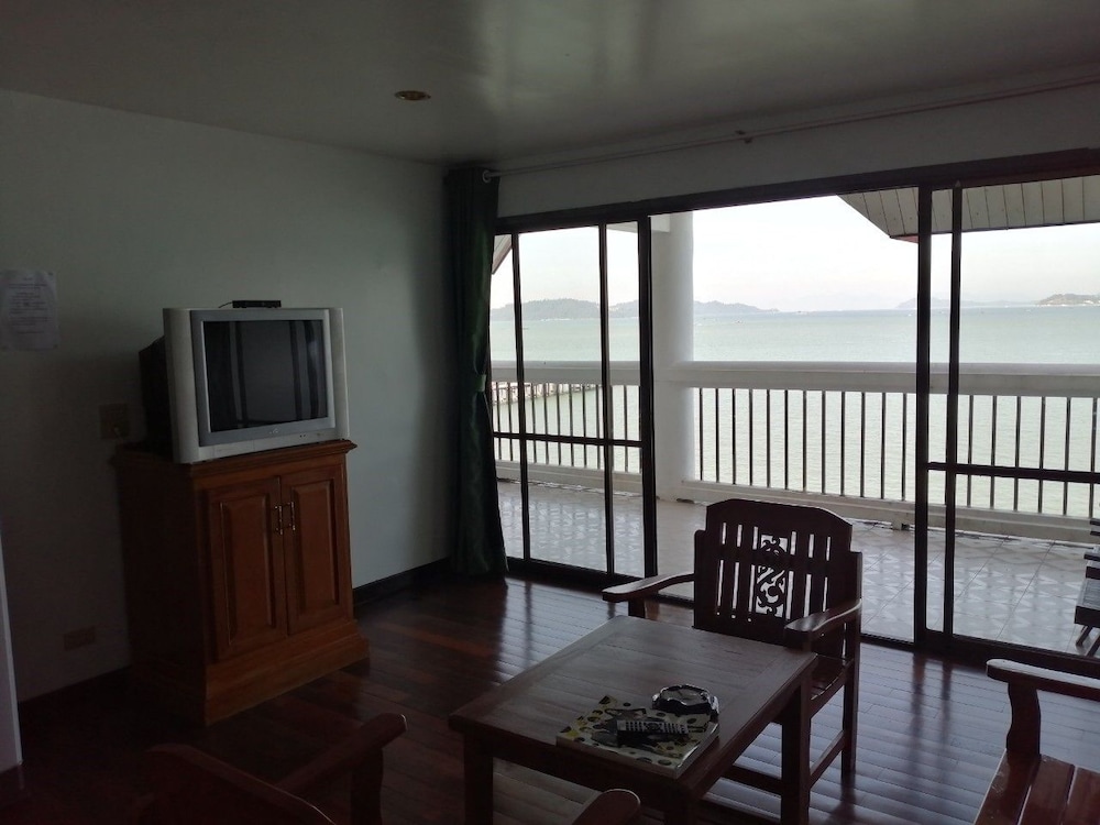 Jansom Beach Resort 47/67