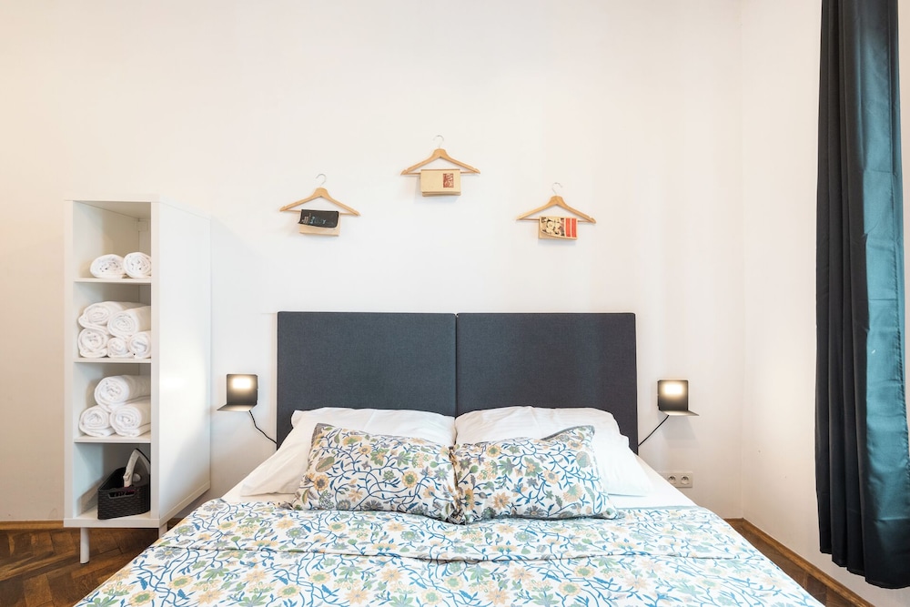شقة متصلة بأسرّة بطابقين وثلاثة أسرّة بغرفتي نوم، Hybernska Apartments 8/10