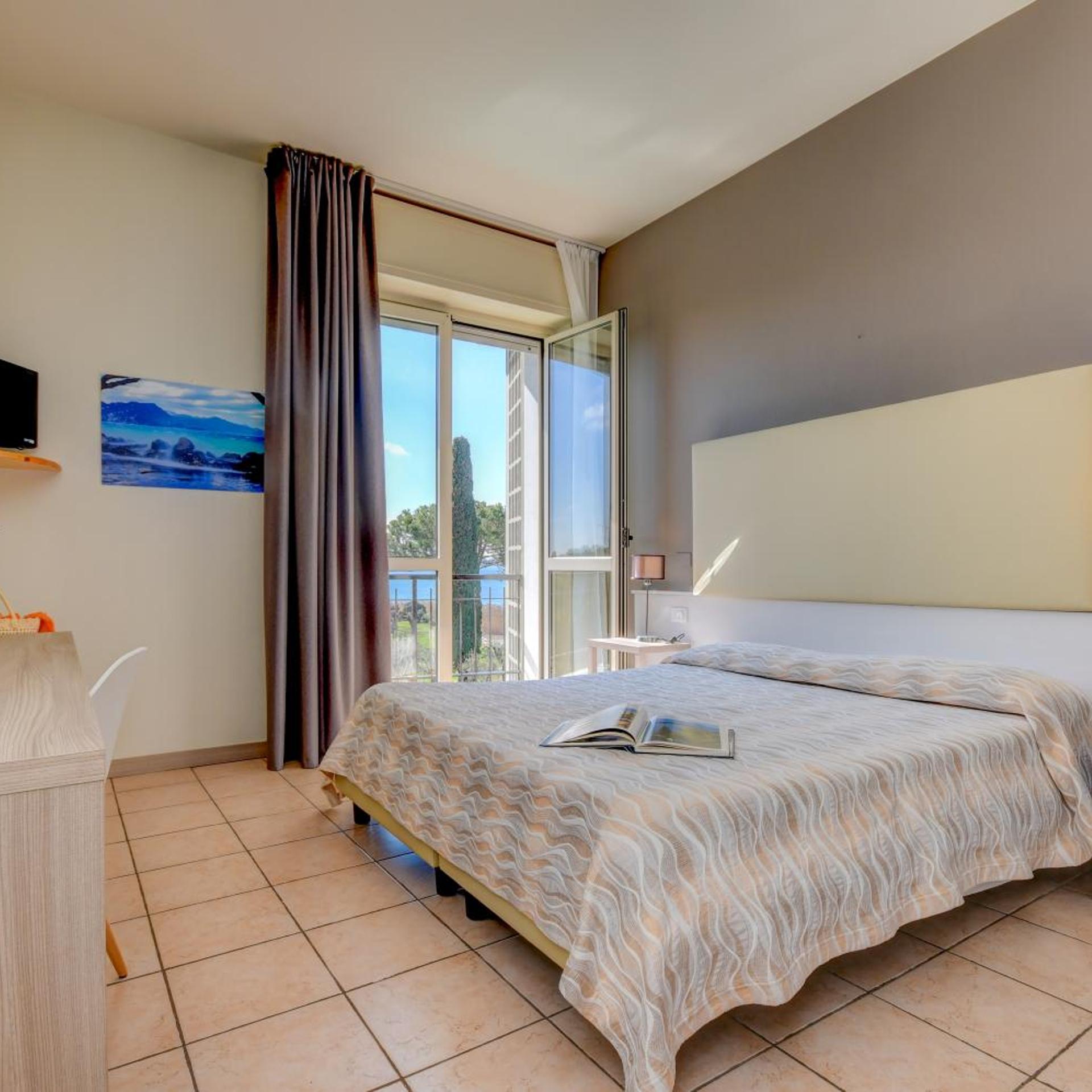 Room, Double or Twin Bed, Partial Lake View