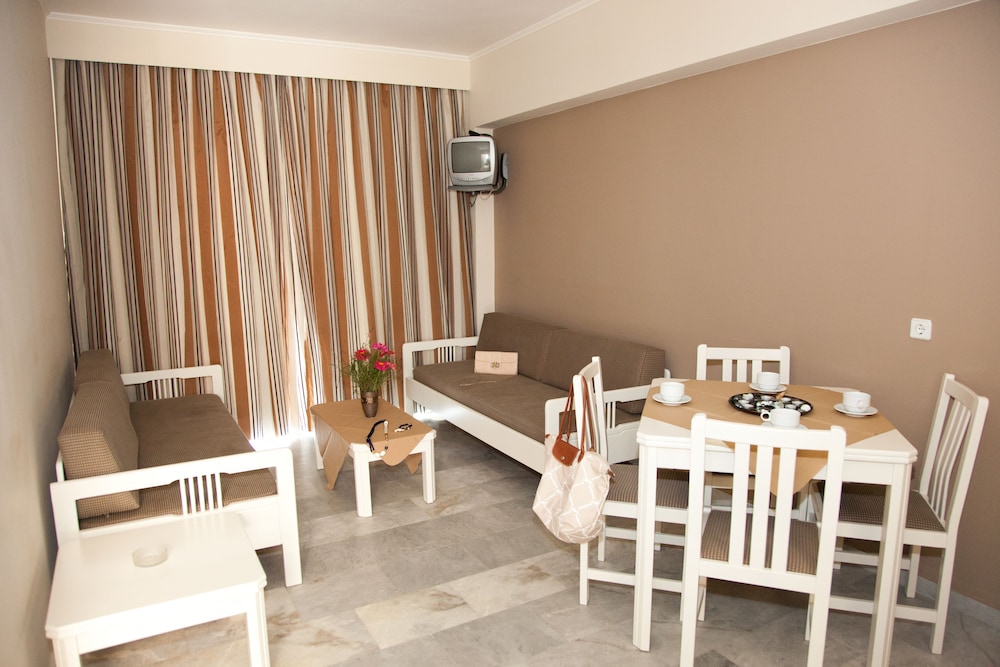Golden Bay Suites 55/67