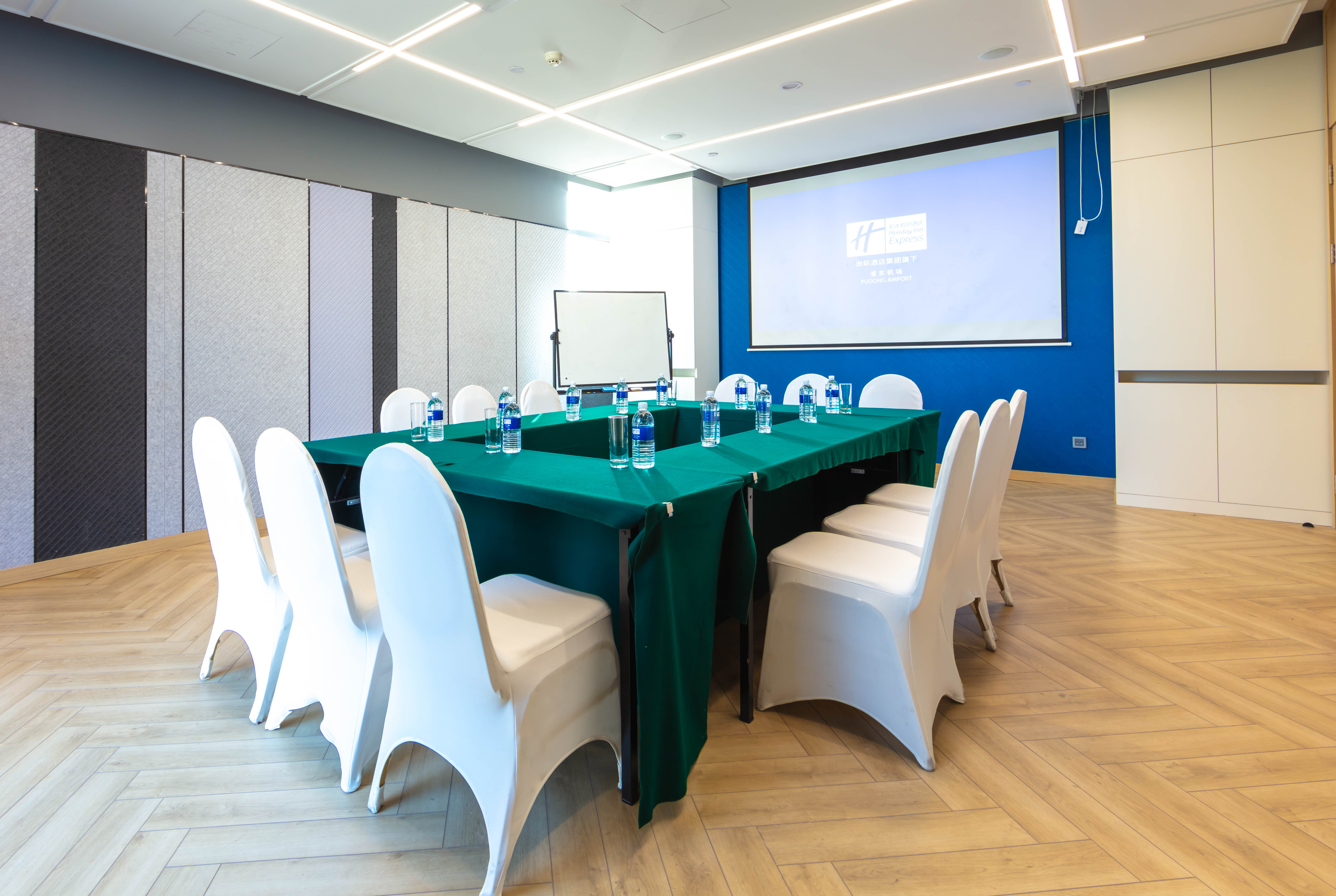 Holiday Inn Express Shanghai Pudong Airport 31/32