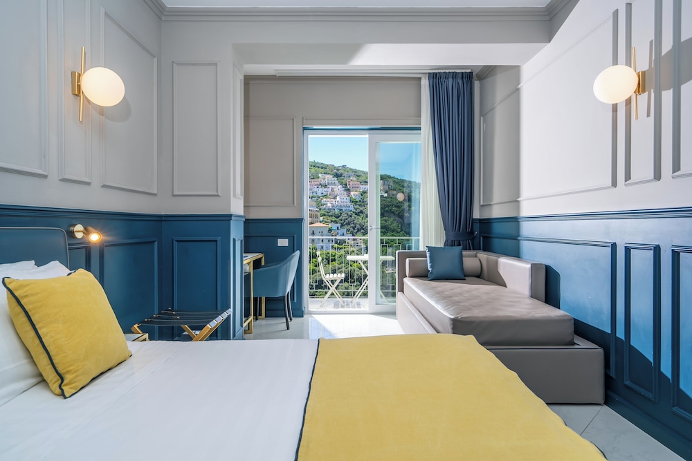 Deluxe, 1 Queen and 1 Single Bed, Ocean Front, Sea View