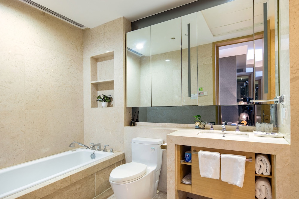 Xingyi International Hotel Poly Store 67/70