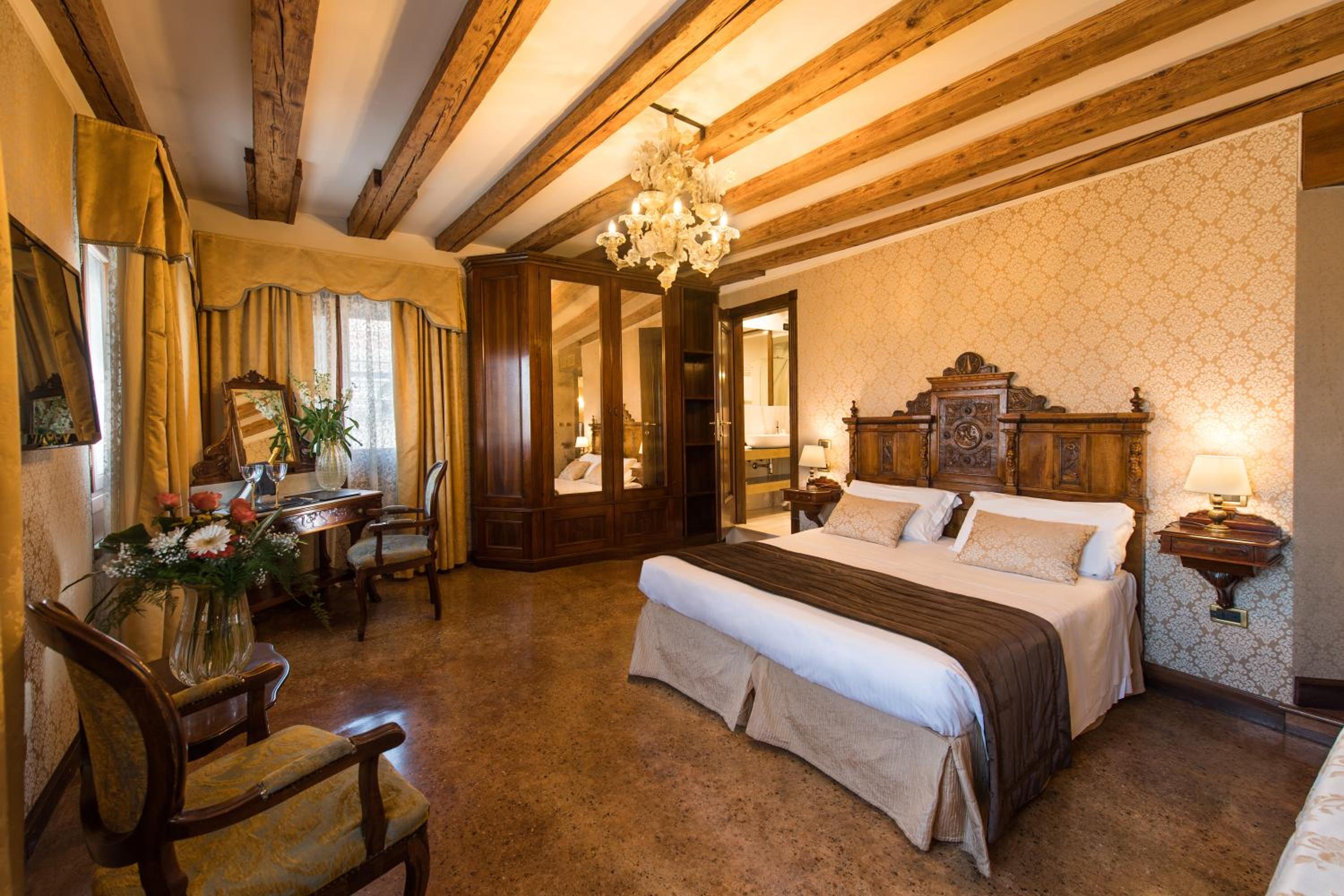 Grand, Canal, Junior Suite, Bridge or Rialto Bridge View