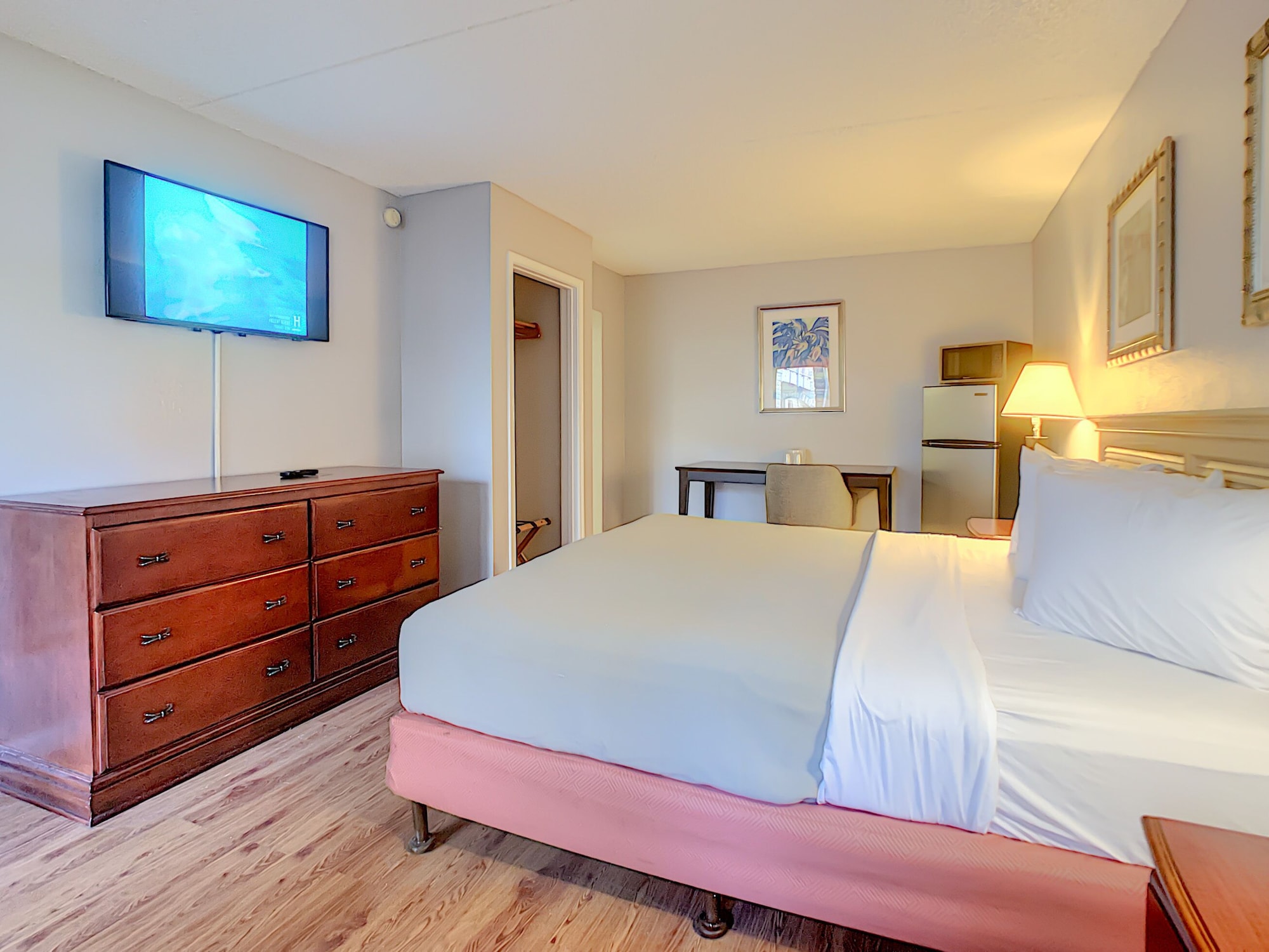 ROOM, KING BED