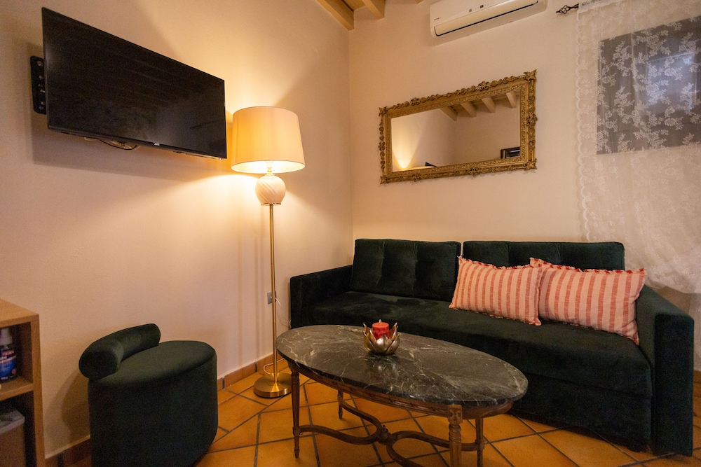 April Luxury Suites 33/50