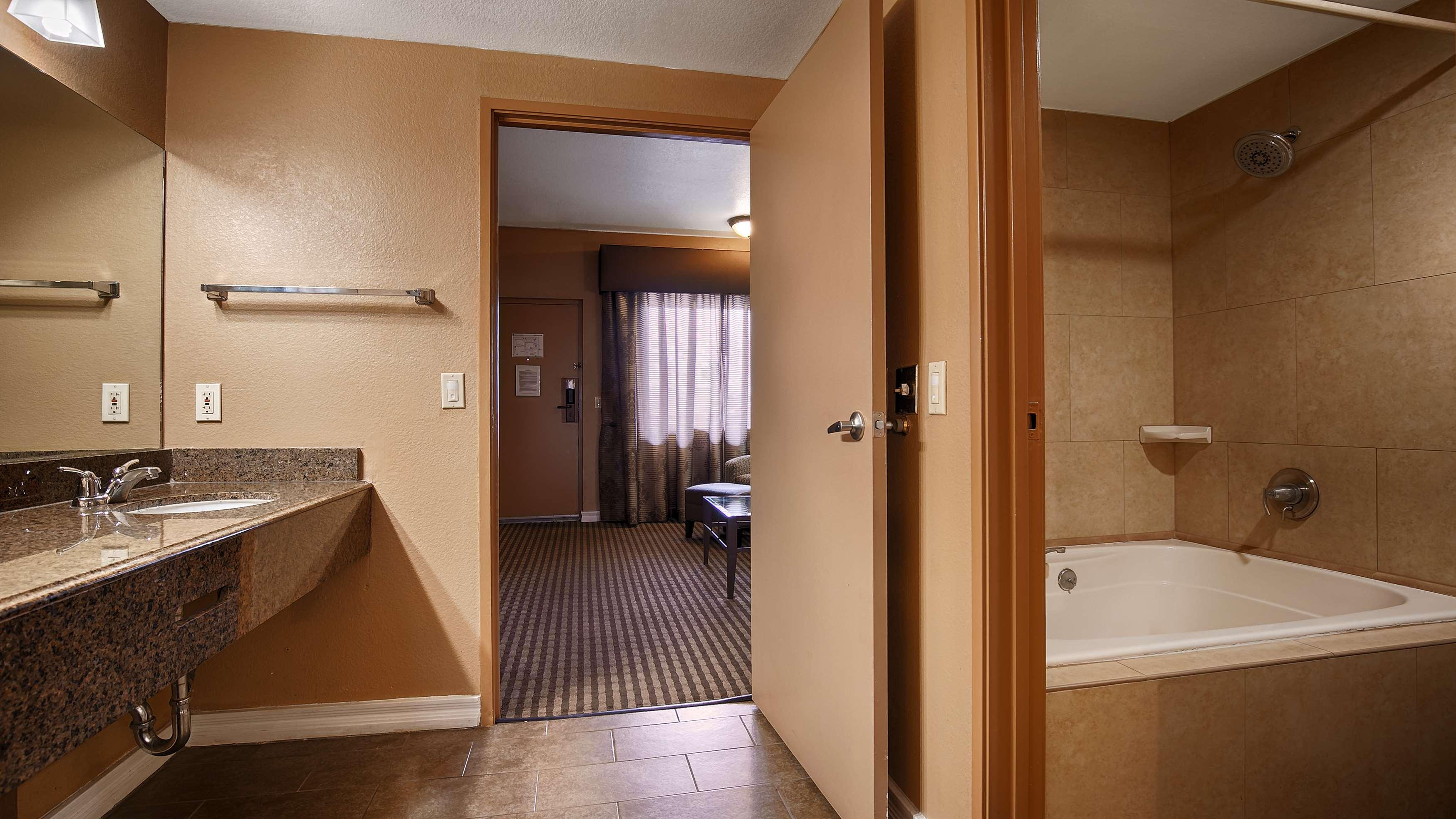 Suite, 2 Queen Beds, Royal Sun Inn & Suites 5/6