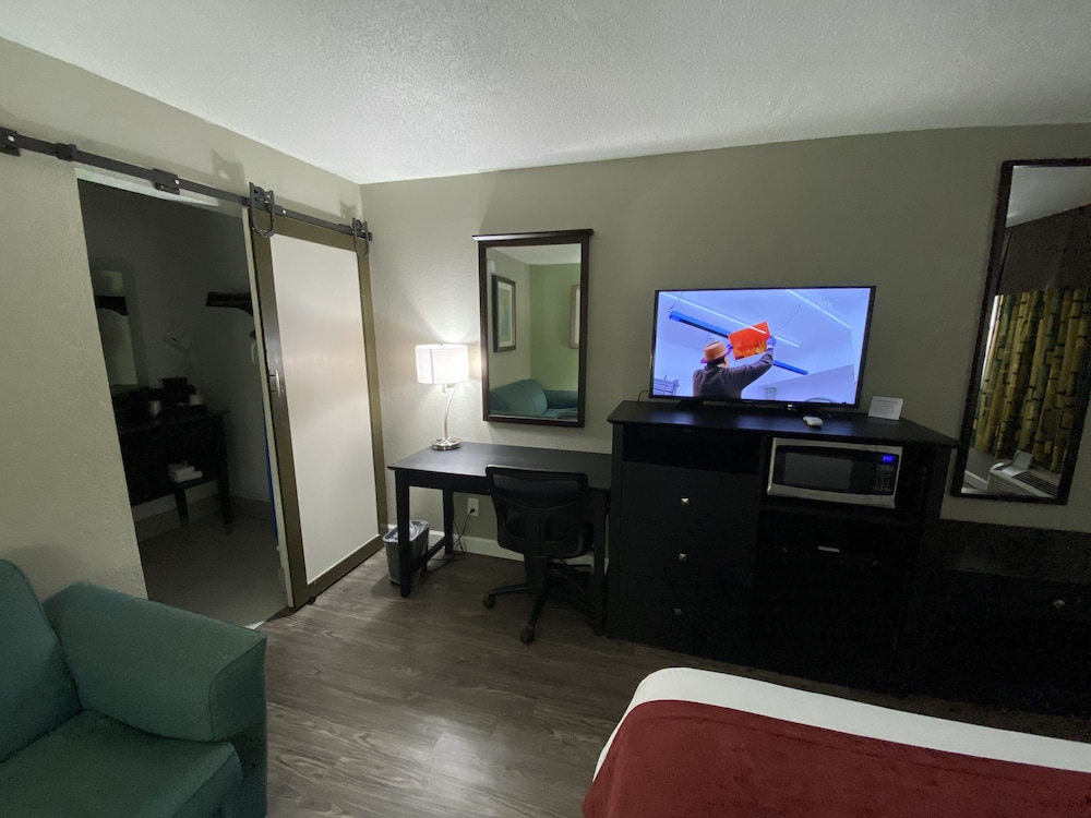 Lx Hotel A Travelodge By Wyndham 46/70