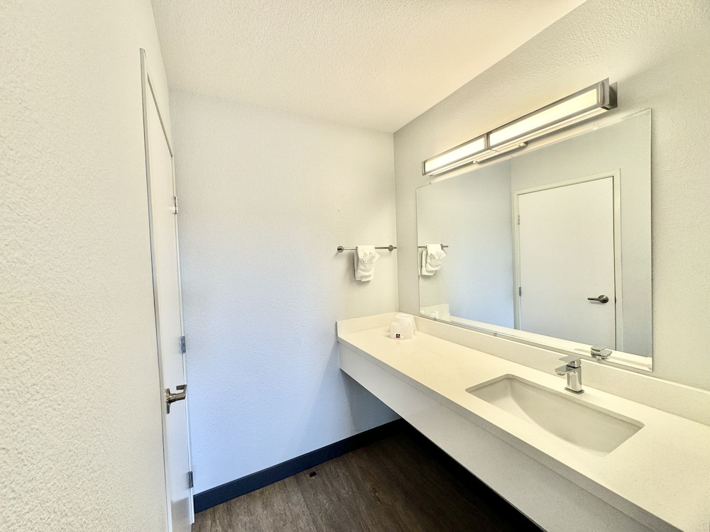 غرفة ديلوكس بسرير كينج، Motel6 Bellflower, CA - Los Angeles 7/9