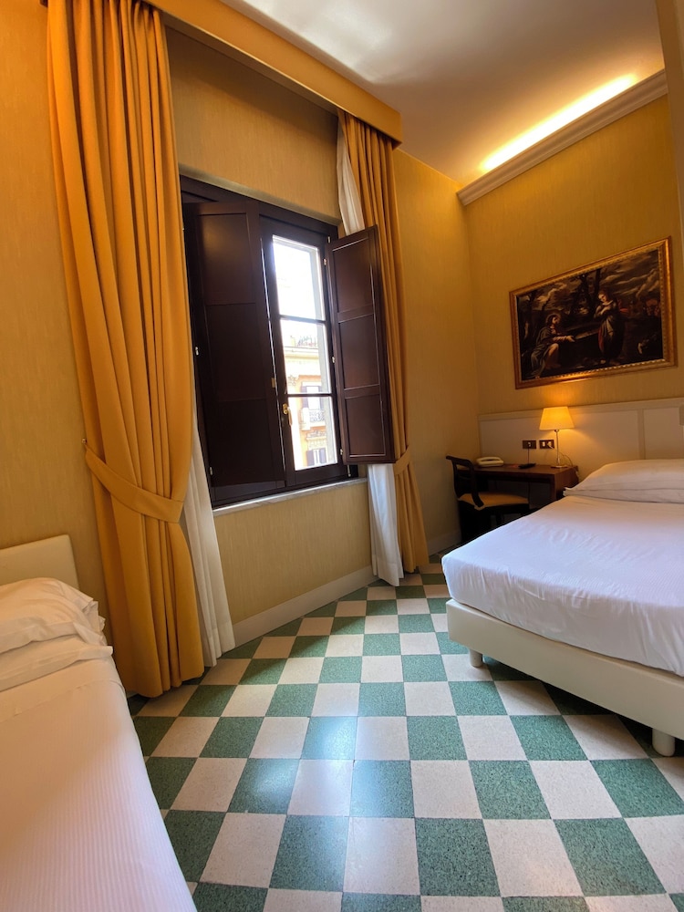 غرفة ديلوكس عائلية ثلاثية بإطلالة على الحديقة، Basilica Hotel 5/10