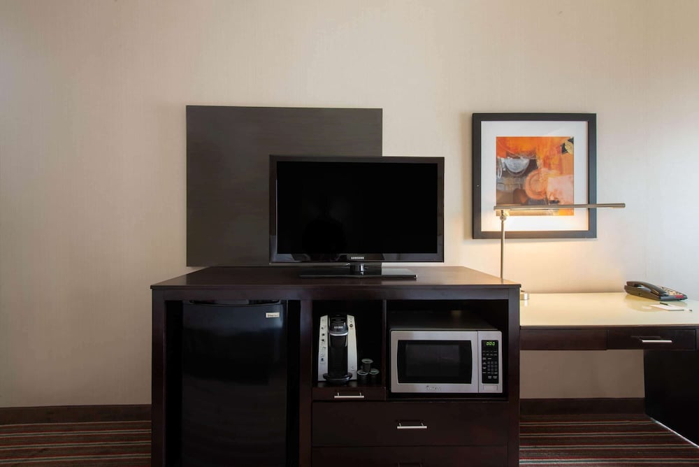 La Quinta Inn & Suites by Wyndham Harrisburg-Hershey 46/51