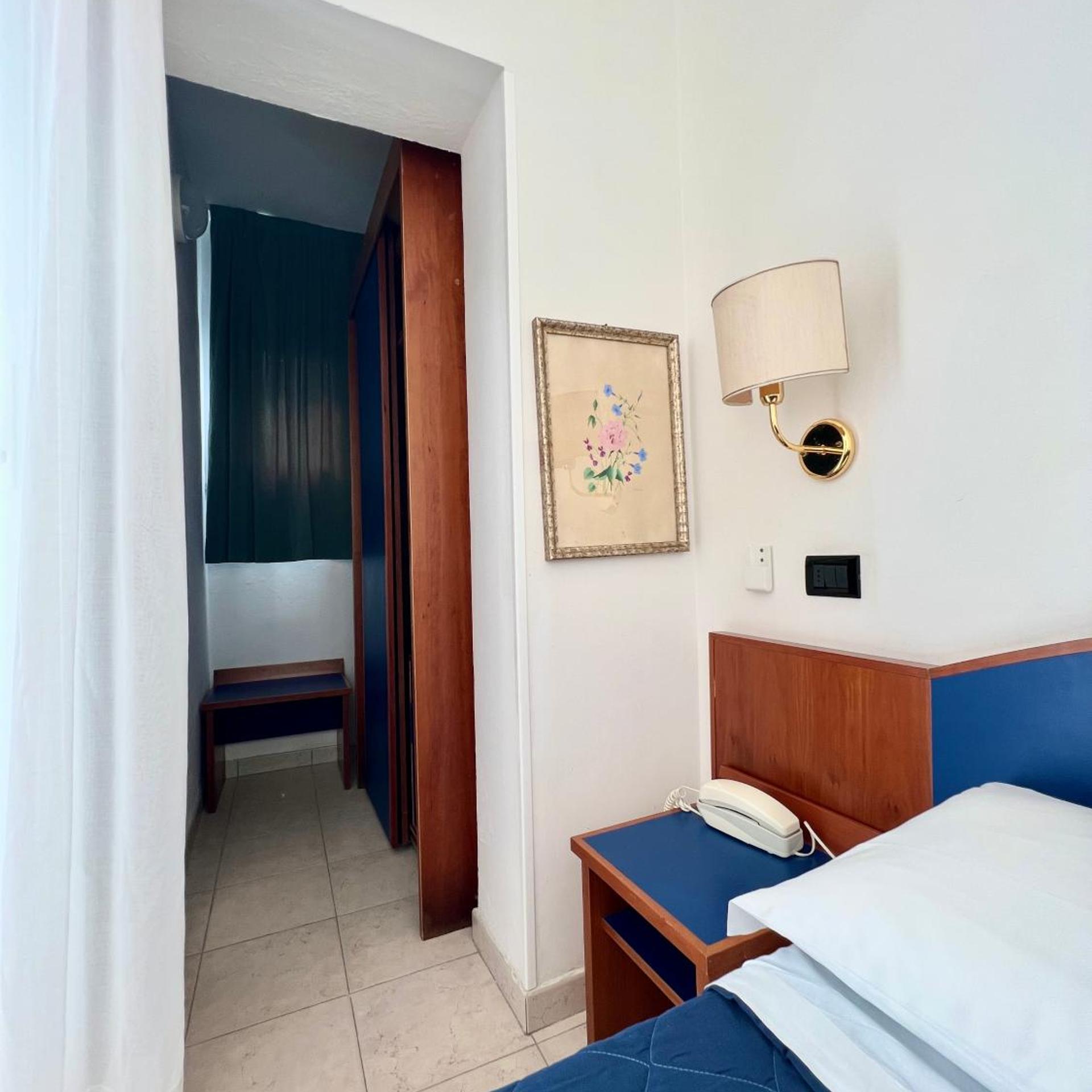 غرفة مفردة، Hotel Montecarlo 7/10