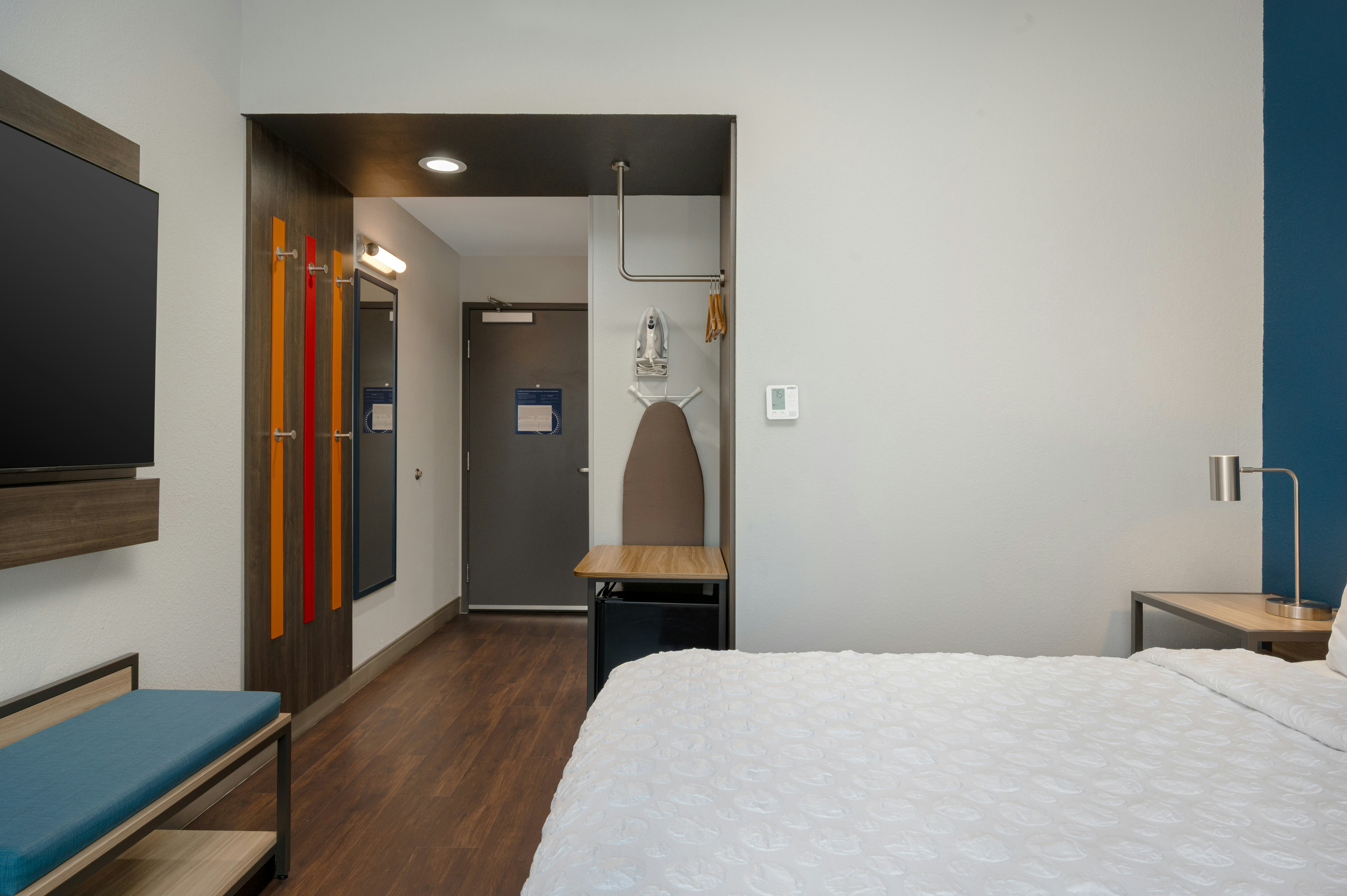 ROOM, KING BED, ACCESSIBLE