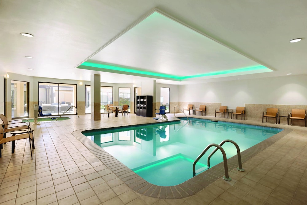 Courtyard by Marriott Charlotte Airport North 17/39