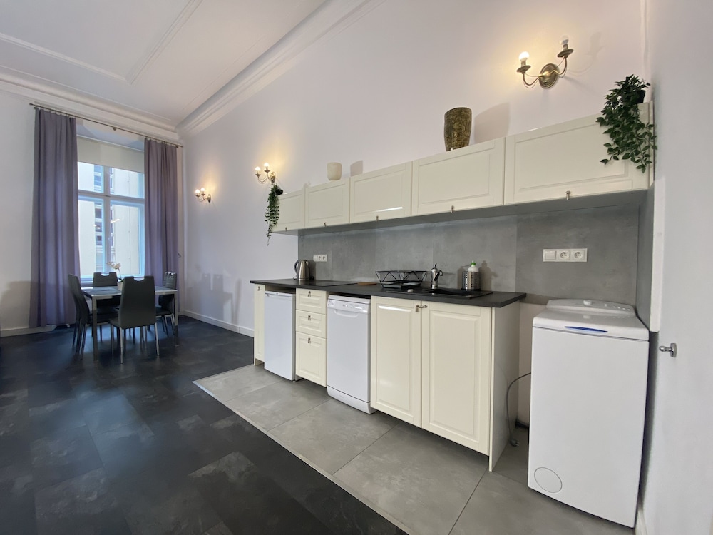 P&J Apartments 7/50